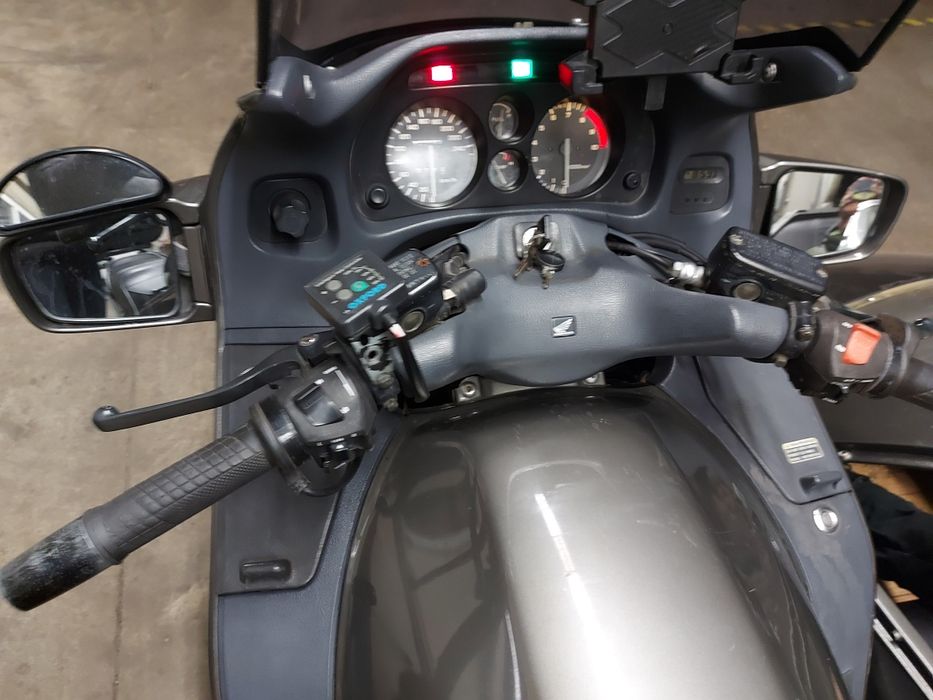 Vand motocicleta cu atas