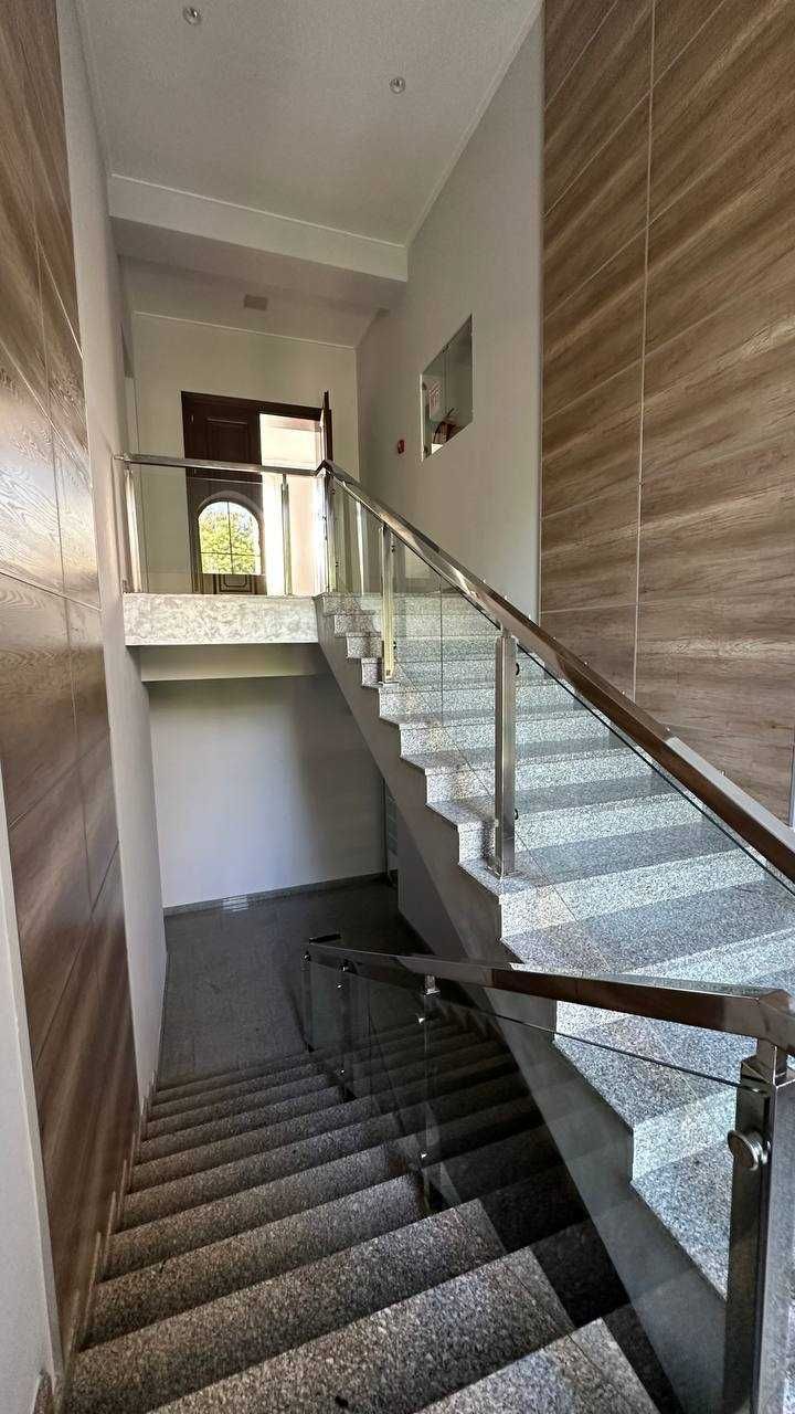 Офис Здание  26 каб. 1400 кв. Парковка 25 машин Центр