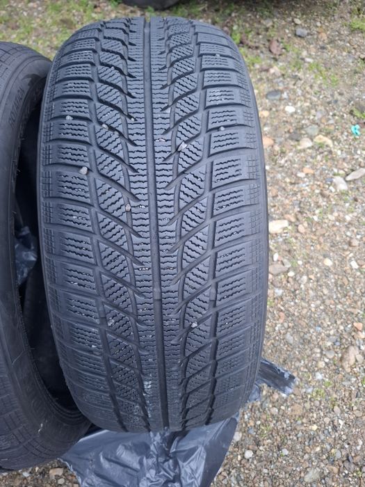 Vand 2 anvelope 205 50 17 bune de iarna