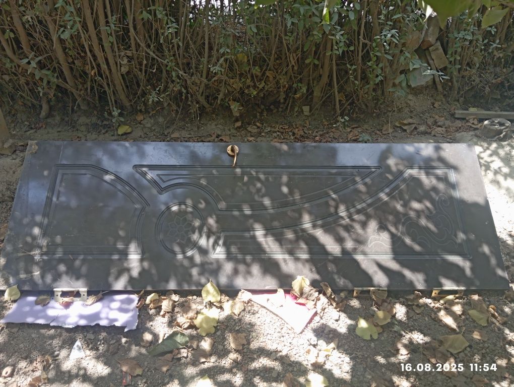 Eshiklar sotiladi kelishamiz nomer (pasda)manzil mikro 3/1