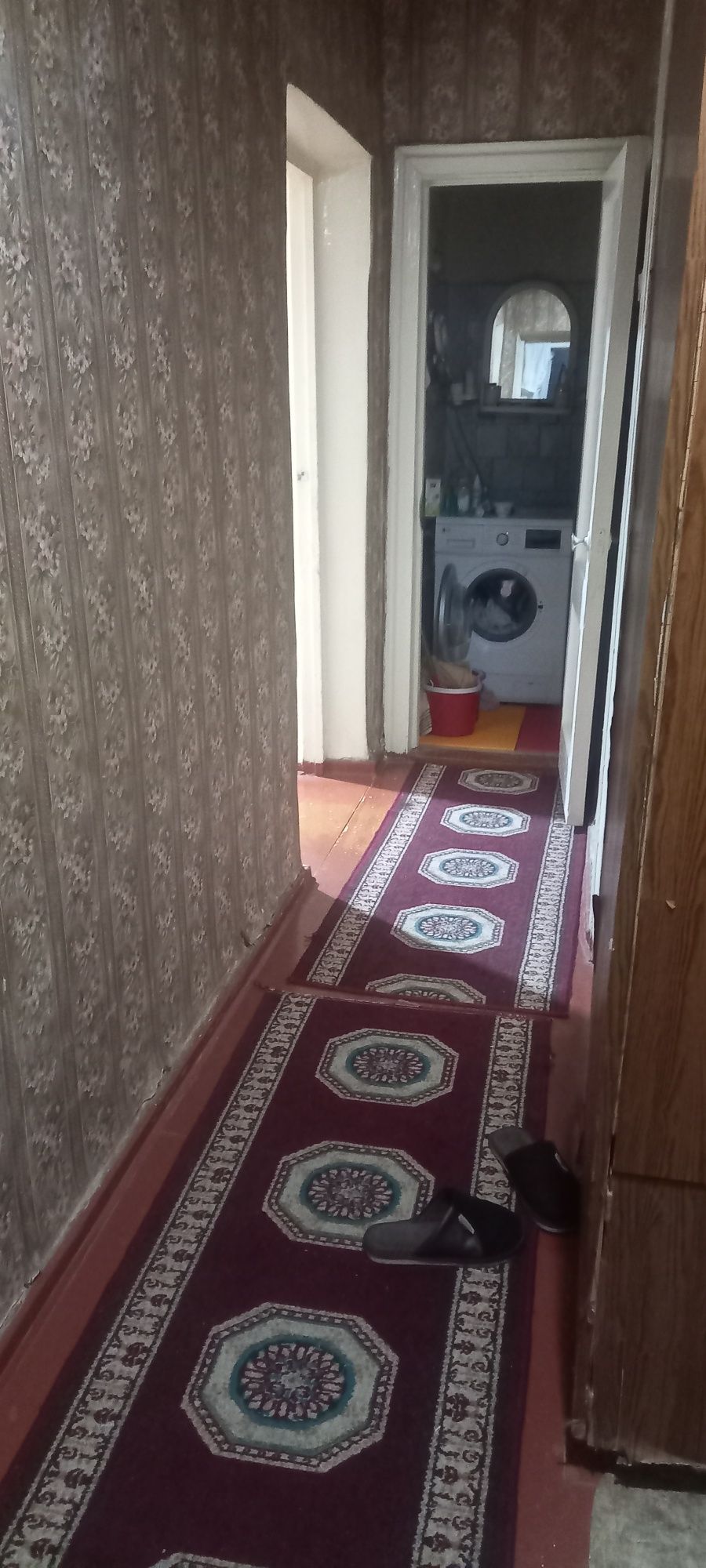 Продаётся  трех комнатная квартира на втором этаже  двух этажного кирп
