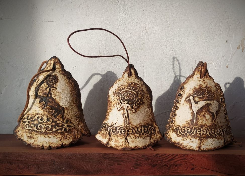 Керамические колокольчики с петроглифами.