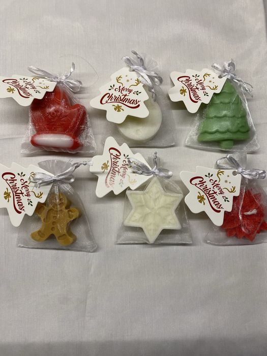 Ароматен букет от соеви свещи и коледни подаръци