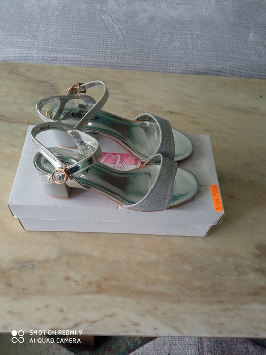 Сандали нови