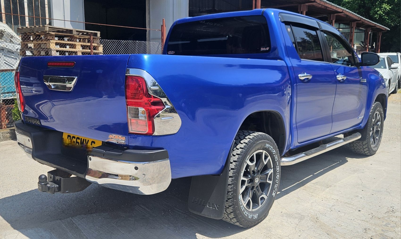 Toyota Hilux 2.4d На Части