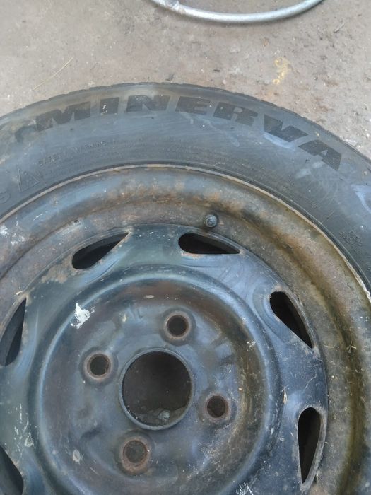 Vând set: roată de rezervă, cric și cheie pentru roți