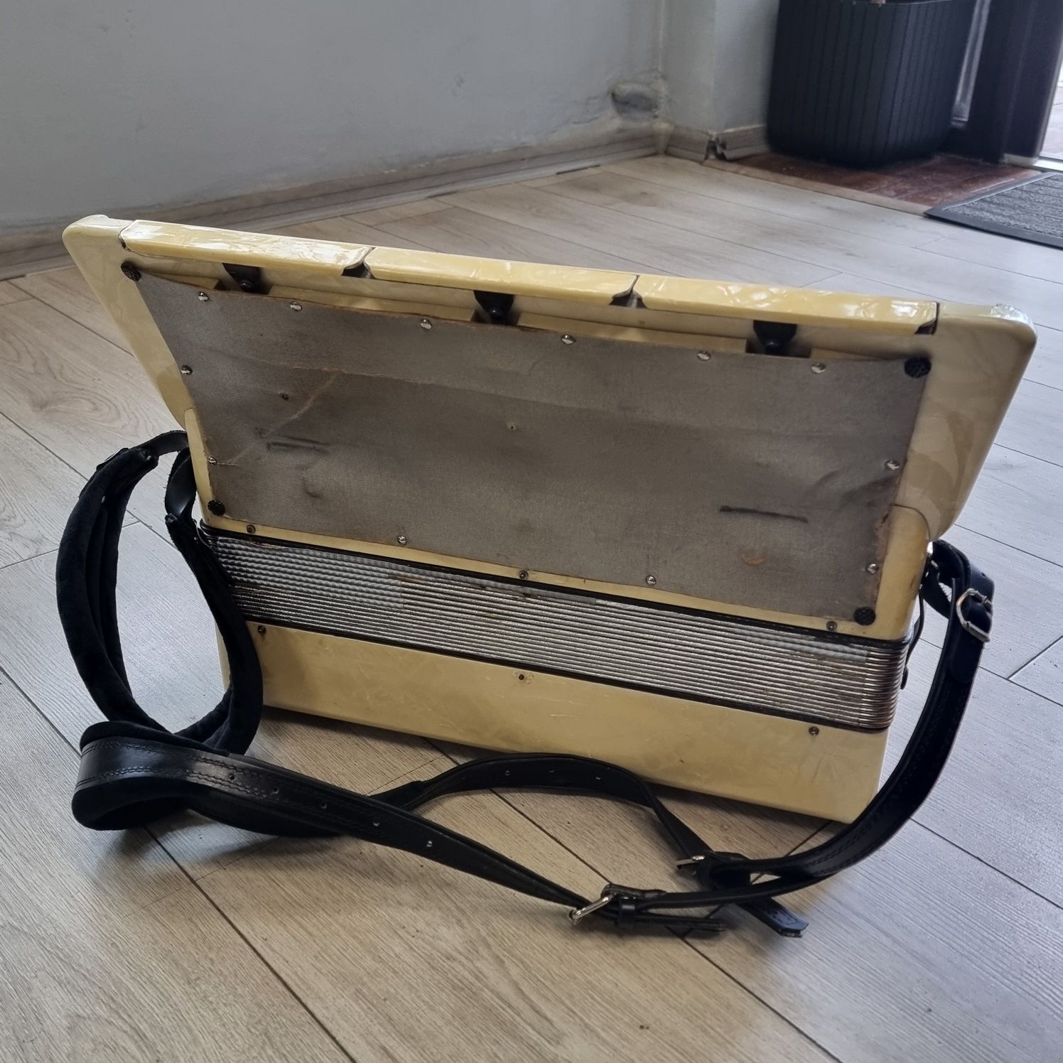 Amanet F28: Acordeon Hohner 120 basi