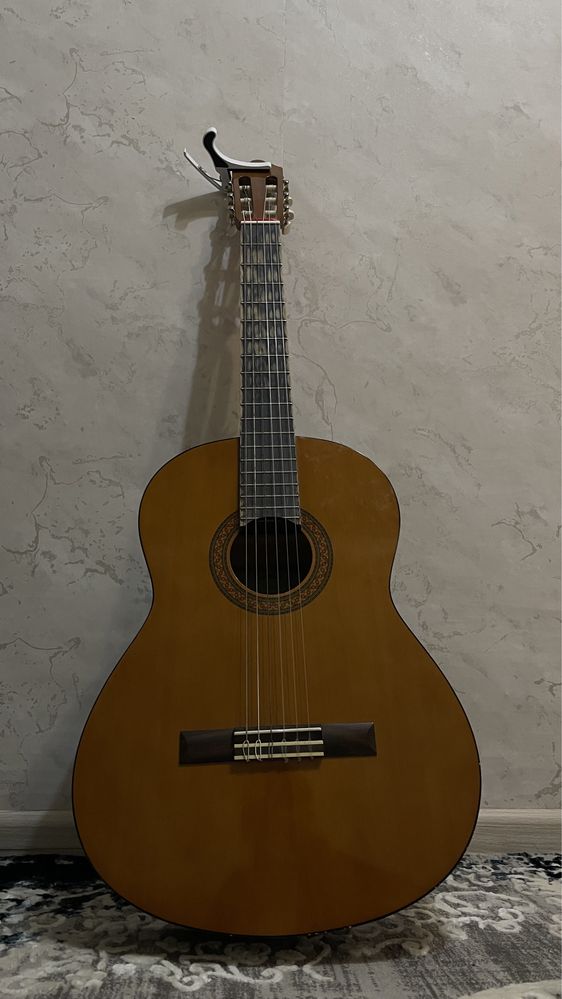 Продам классическую гитару yamaha c40
