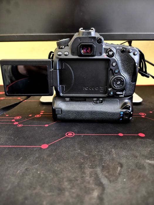 Продавам фотоапарат APS-C Canon EOS 80D