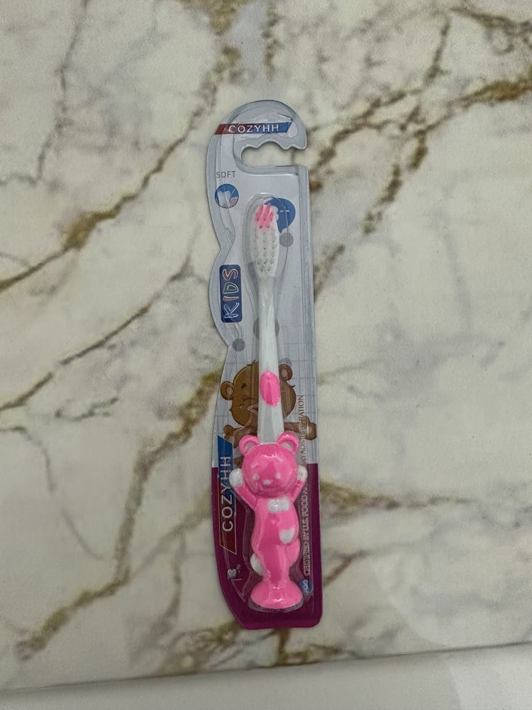 Детская зубная щетка и паста