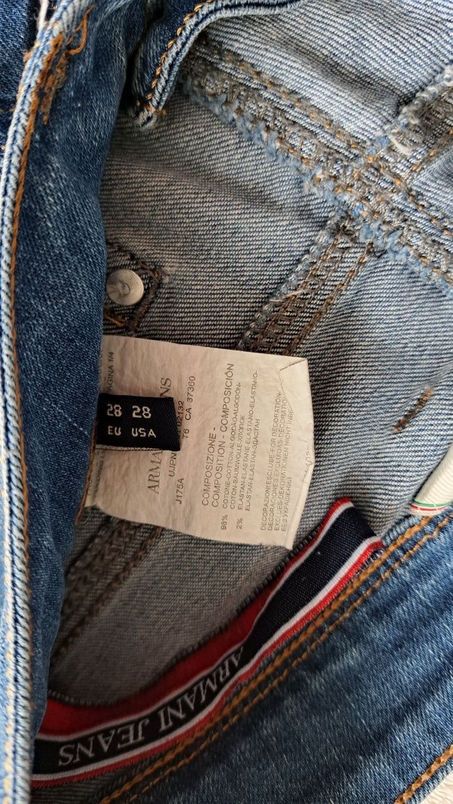 Продавам дамски дънки Armani Jeans размер 28.
