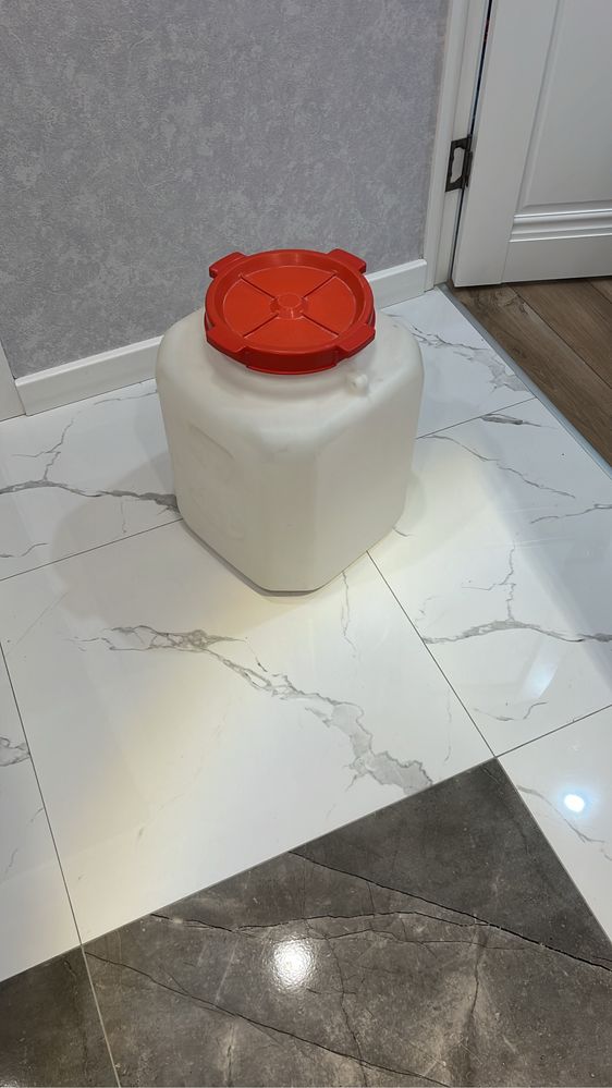 Продам капроновый бак 40 л., б/у
