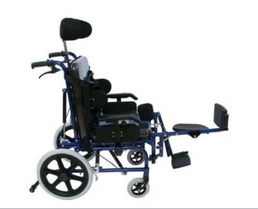 Продам совершенно новую детскую инвалидную коляску.
