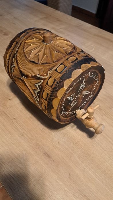 Butoiaș de lemn sculptat manual