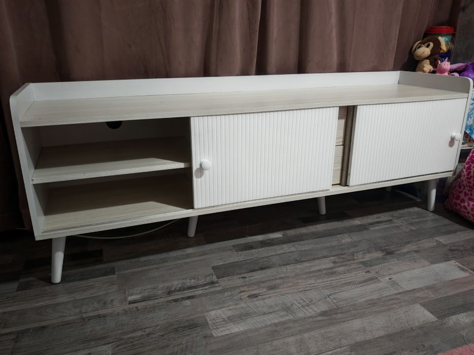 Comoda Tv cu două uși și două sertare