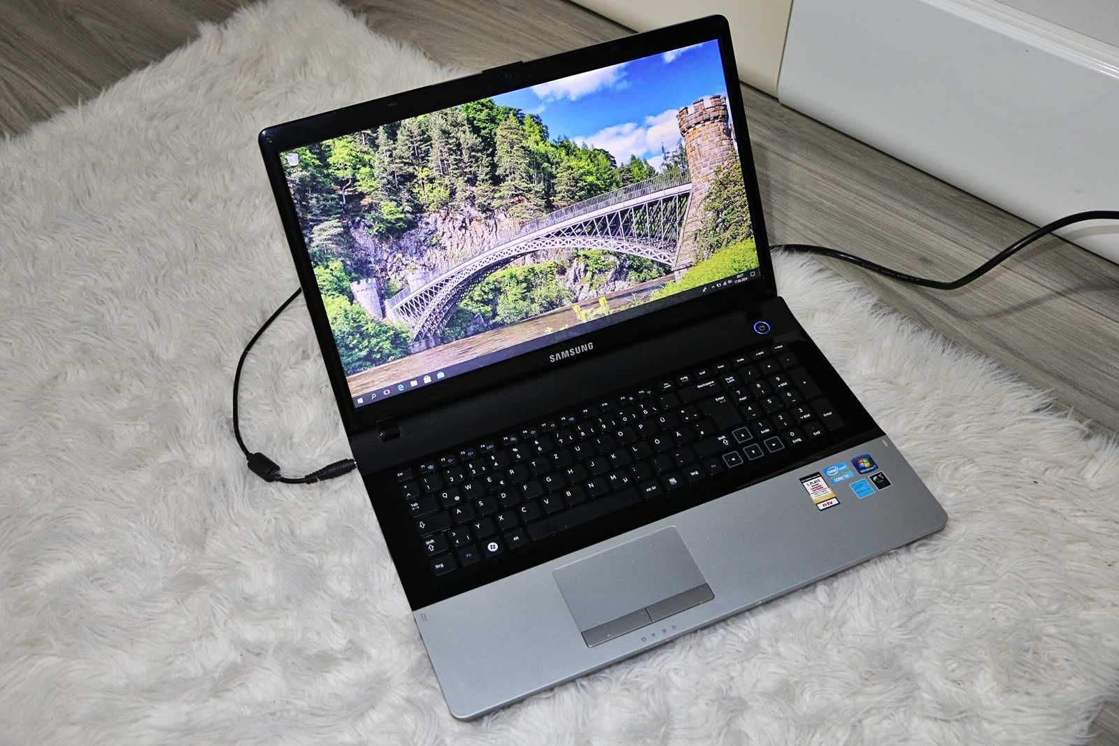 Laptop Samsung - Diagonala 17.3 '' - 4GB DDR3 - 320GB - Procesor i3