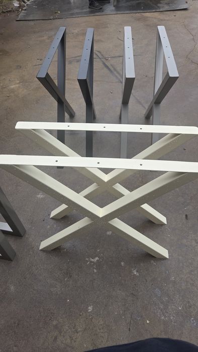 Picioare de masă și scaune vopsite electrostatic