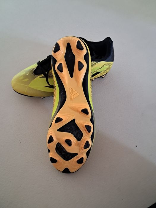 Pantofi de fotbal adidas modelul lui messi