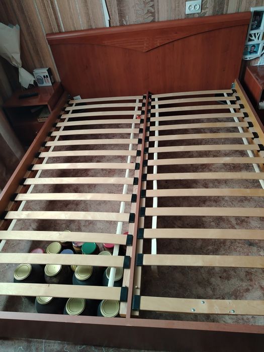 Двуспальная кровать