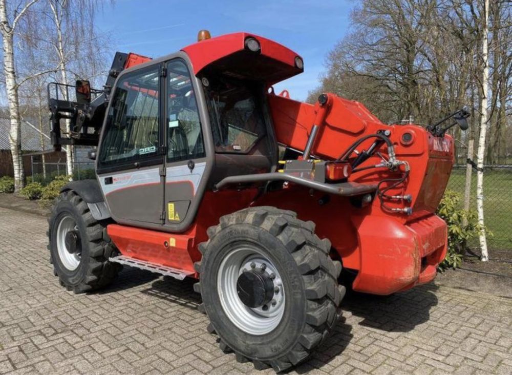 Închiriez incarcator frontal telescopic Manitou