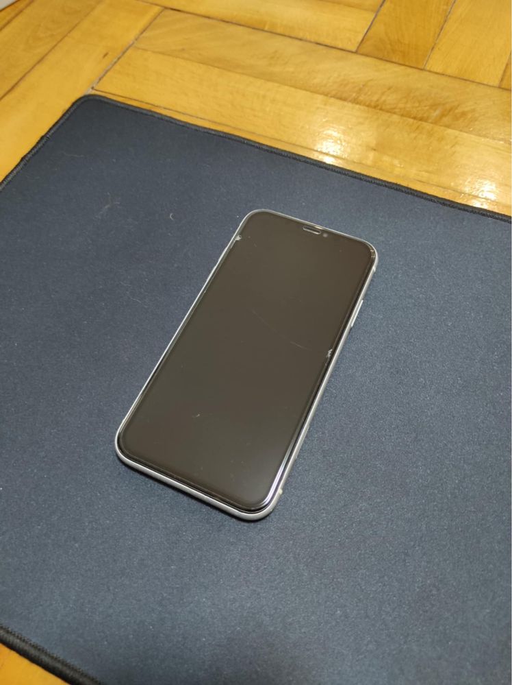 iPhone XR и безжични слушалки Sony