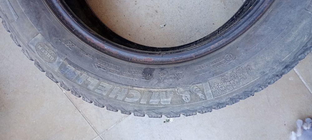 Vând 4 cauciucuri Michelin de iarnă 185.65.15