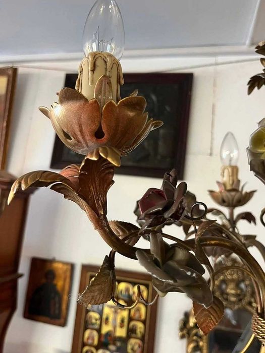 Candelabru vintage metalic cu flori și frunze aurii