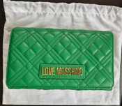 Зелена чанта/клъч Love Moschino със златисто лого и дълга верижка