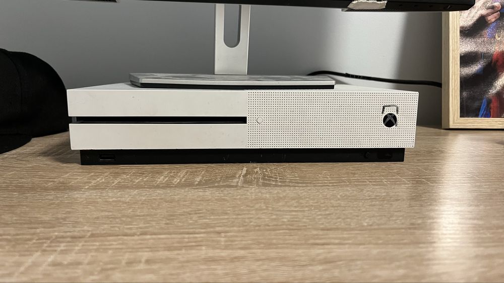 Vand Xbox One S+9 jocuri+o maneta