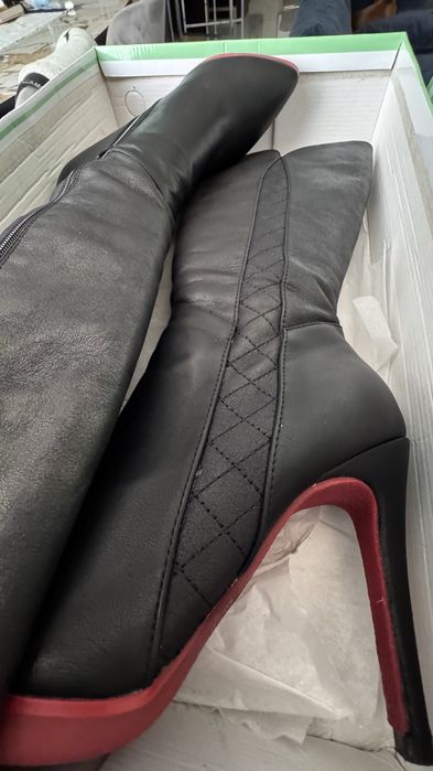 Нови Ботуши с червена подметка 39 номер