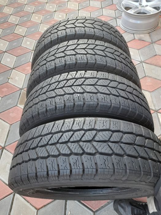 Vând 4 anvelope de iarna 215 65 r16c GOODYEAR  foarte bune