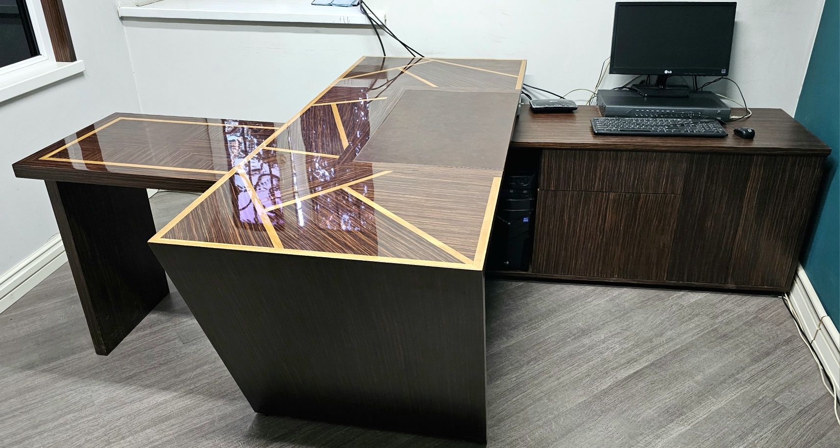 Стол в кабинет руководителя
