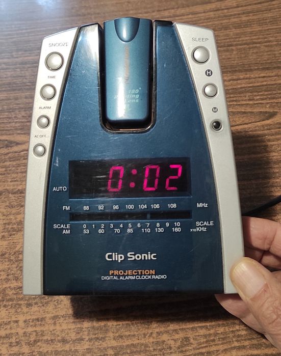 Aparat radio cu ceas