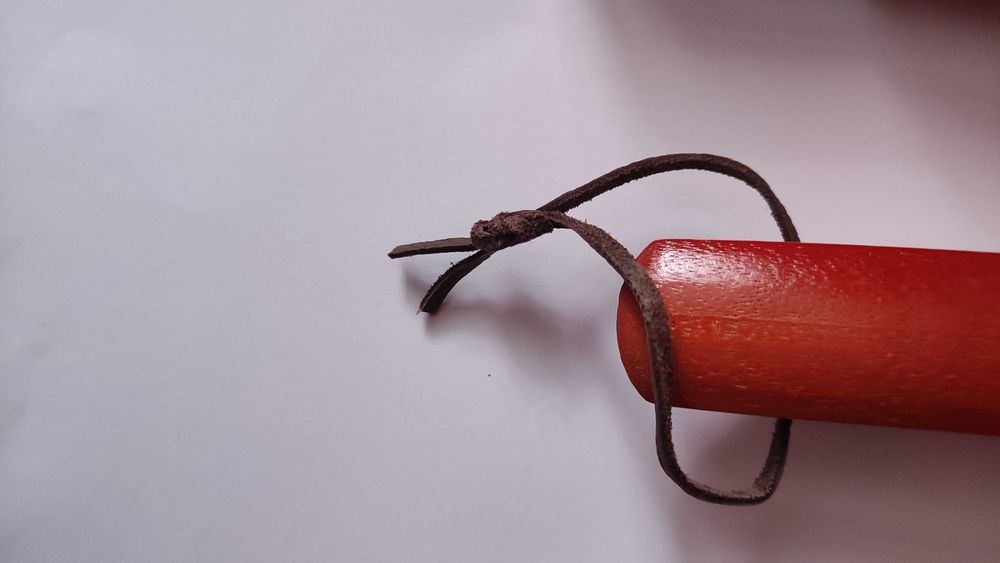 Комплект големи масивни кухненски прибори за готвене в дървен куфар