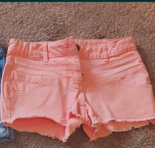 Pantaloni fete scurți din blugi.