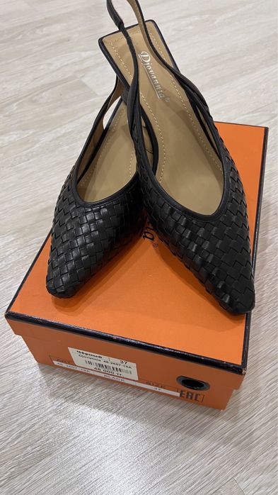 Продаётся кожанные туфли от Djovannia. 37,39 размер.