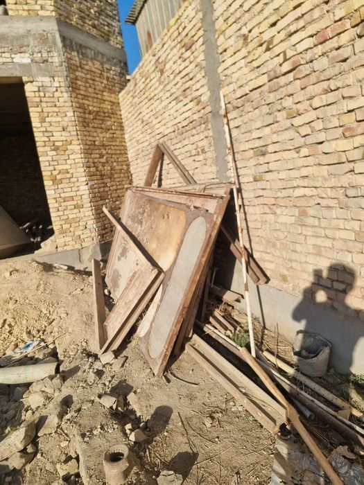 Ески дарвоза ва ешиклар келишилган холда сотилади