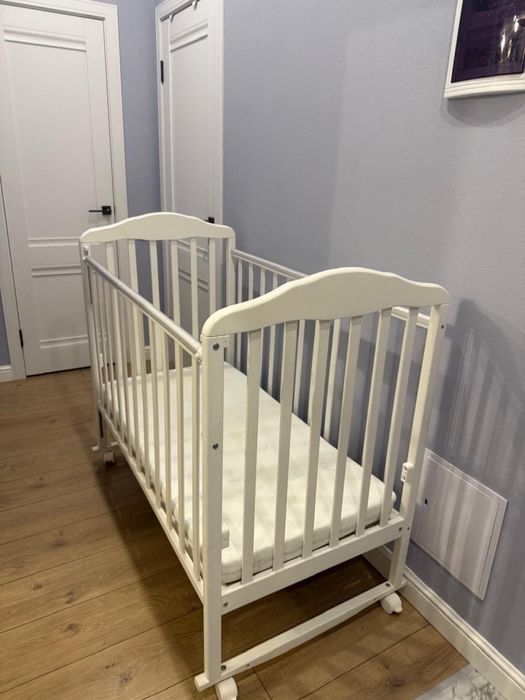 Продаю детскую кроватку с матрасом