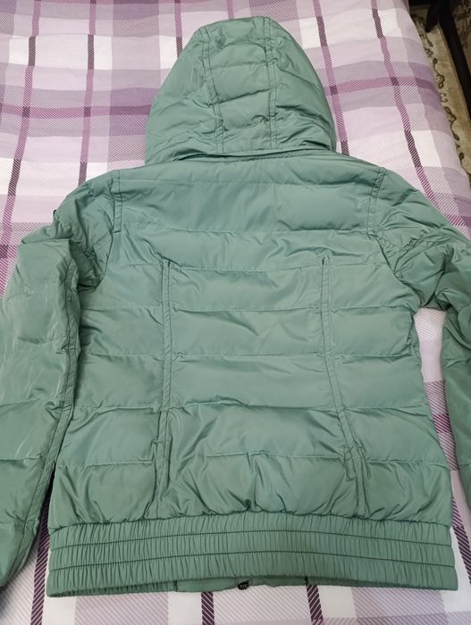 Женская куртка-пуховик.