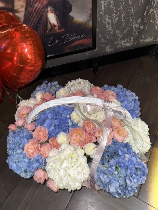 Цветы в корзине