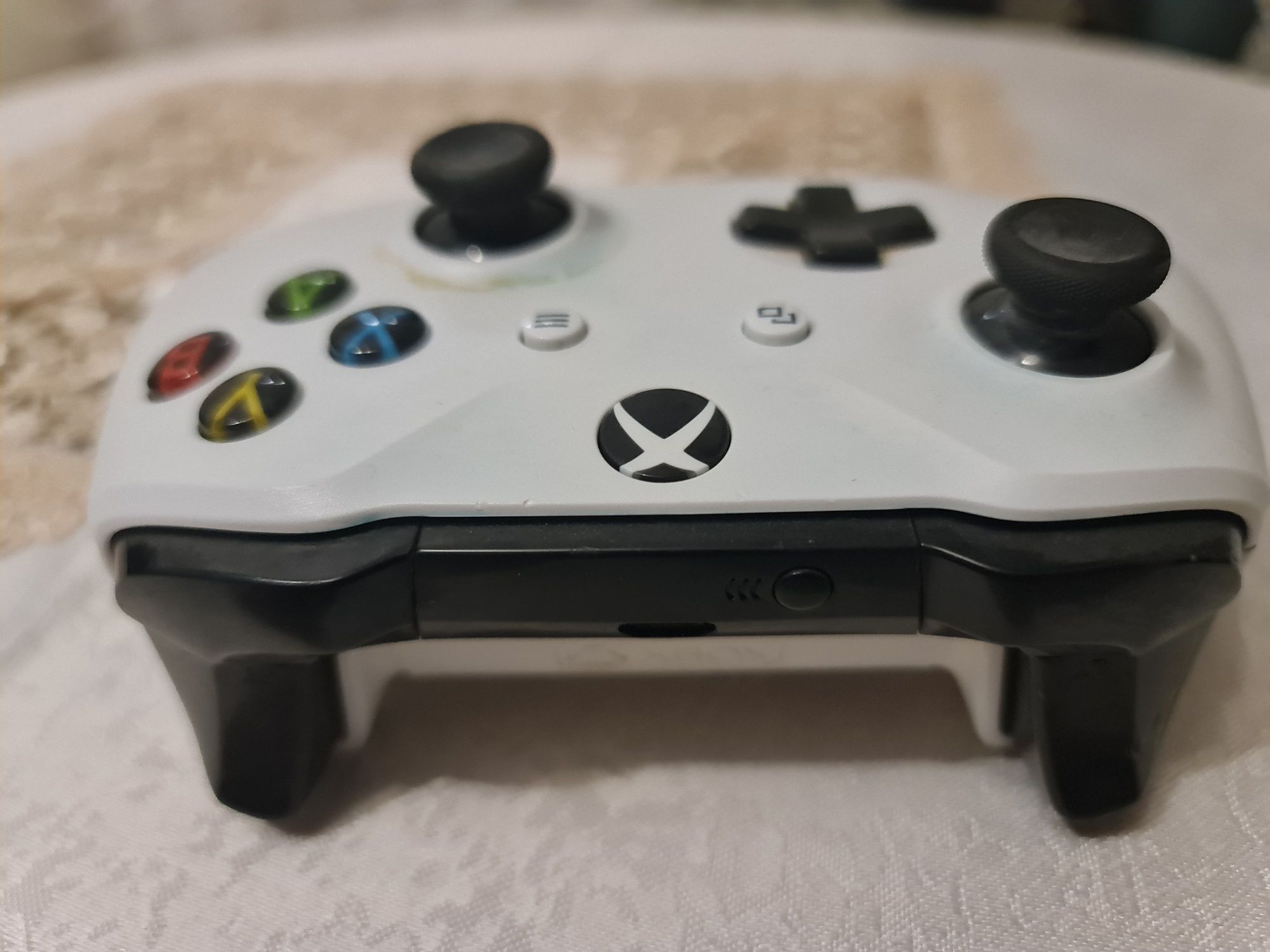 Vand Xbox One S de 1 TB în stare perfecta
