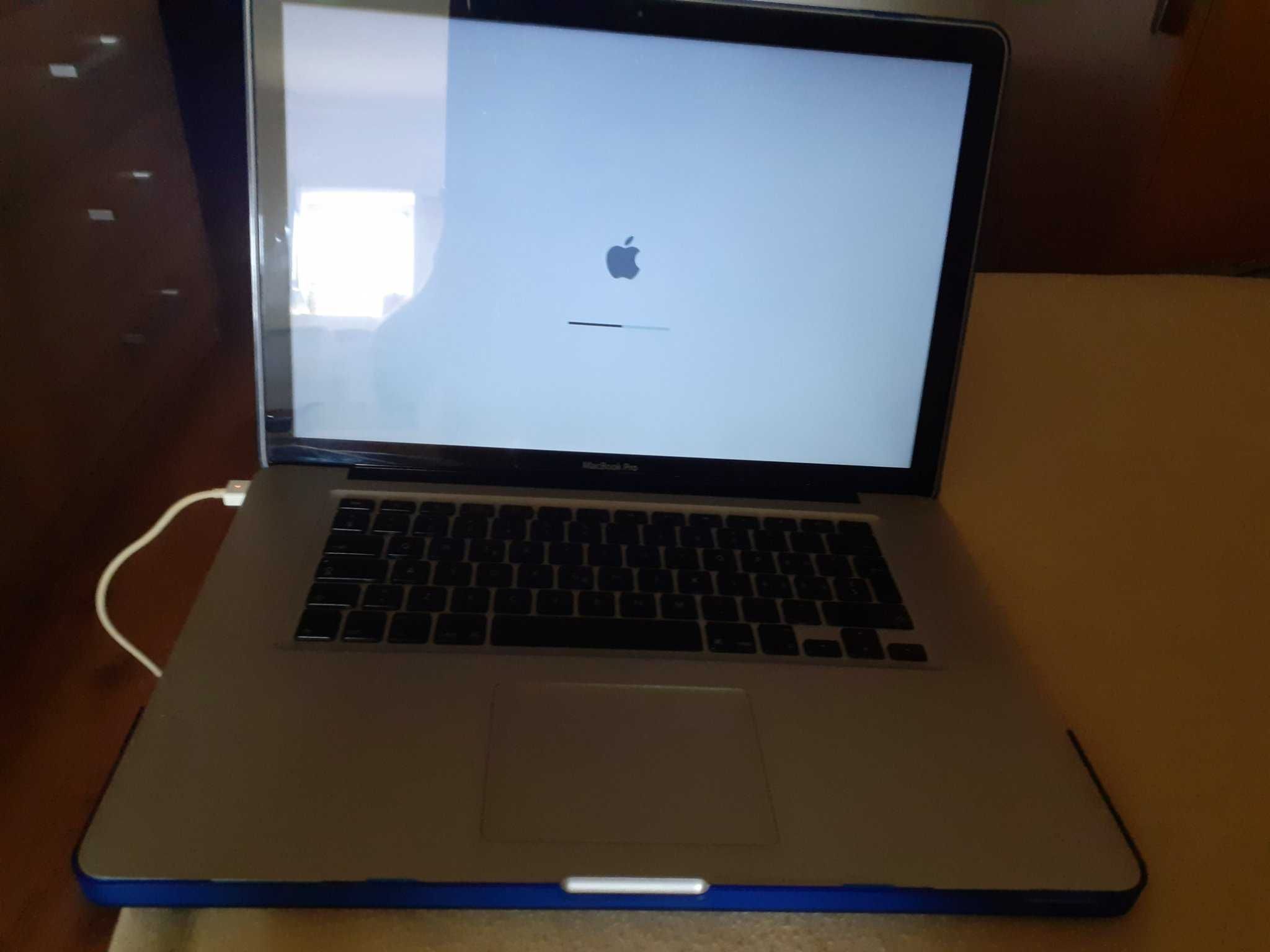 Vând Macbook Pro 15 inches