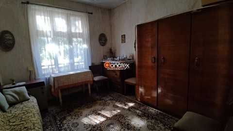 Продава втори етаж от къща с площ 97 кв.м., в центъра на град Карлово