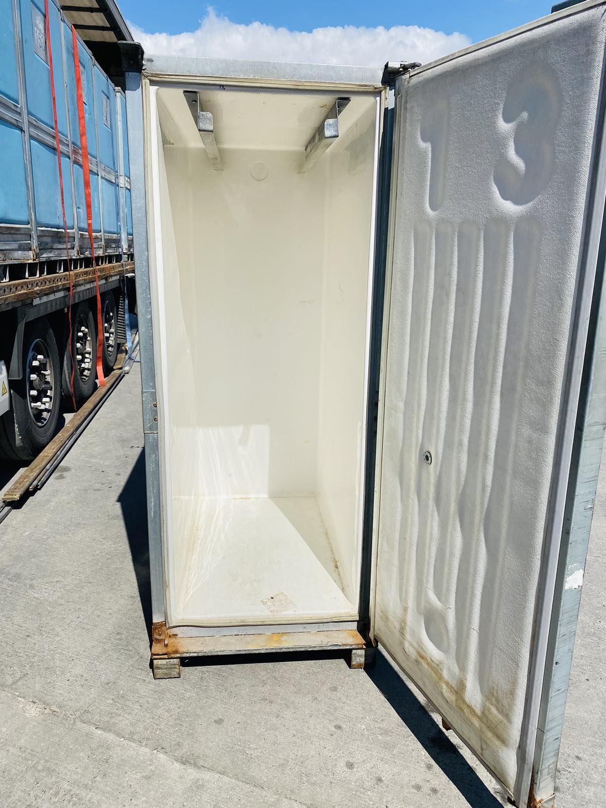 Термо контейнер за превоз на охладени и замразени стоки