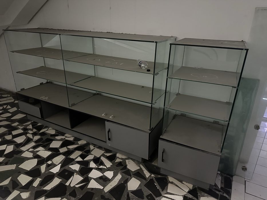 Витрина сотилади шкаф