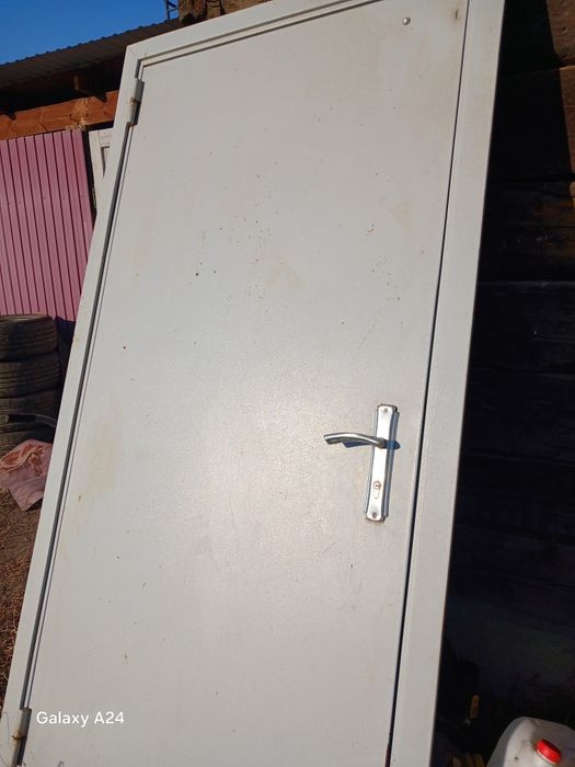 Продам входную железную дверь