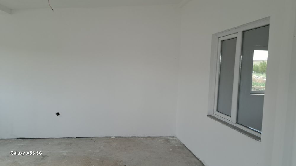 Vand  2 case noi la gri avansat + teren 1500 mp, lângă Sibiu.