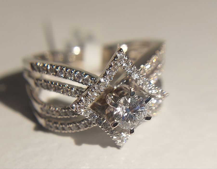 Продам изысканное кольцо из белого золота с бриллиантами