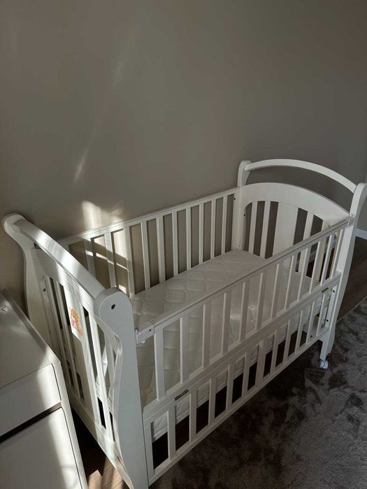 Детская кровать и шкаф