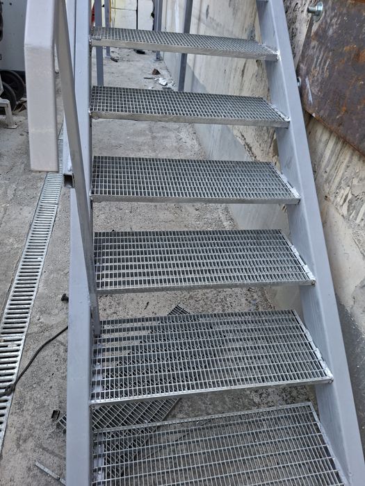 Vând scarii metalice zincate exterioare și pentru incendii , platforme